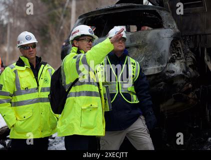 NTSB-Ermittler Mike Hiller gibt Mitglied Robert Sumwalt einen Überblick über die Unfallstelle des Metro North Crash Metro North Unfall in Valhalla, NY. Vorsitzender Robert L. Sumwalt Stockfoto