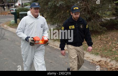 NTSB-Ermittler Robert Swaim stellt den Flugdatenschreiber am Ort des Flugzeugabsturzes am 8. Dezember 2014 in Gaithersburg, MD Gaithersburg, MD Flugzeugabsturz wieder her Stockfoto