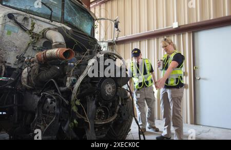 NTSB Board Member Sumwalt und Investigator Jennifer Morrison sehen sich den Lkw an, der an einem tödlichen Autobahnunfall in Davis, OK Davis, OK beteiligt war. Vorsitzender Robert L. Sumwalt Stockfoto