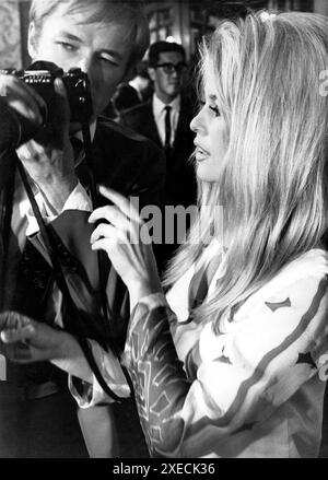 Co-Star MIKE SARNE zeigt BRIGITTE BARDOT seine Pentax still Camera am Set Candid während der Dreharbeiten in England of TWO WEEKS IM SEPTEMBER / A COEUR JOIE 1967 Regisseur SERGE BOURGUIGNON UK-France Koproduktion Les Films du Quadrangle / Francos Films / Kenneth Harper Production / Les Films Pomereu / Rank Film Distributers (GB) Stockfoto