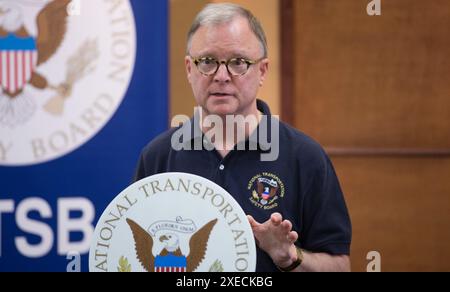 NTSB-Vorstandsmitglied Robert L. Sumwalt schreibt die Medien am Samstag über einen tödlichen Autobahnunfall in Davis, OK Davis, OK. Vorsitzender Robert L. Sumwalt Stockfoto