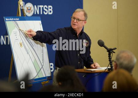 Robert Sumwalt, Vorstandsmitglied des NTSB, verweist auf den Unfallort der U-Bahn-Kollision in Valhalla, New York. Vorstandsmitglieder. Vorsitzender Robert L. Sumwalt Stockfoto