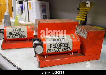 Der Flugdatenschreiber Asiana Flight 214 (links) und der Cockpit-Sprachschreiber (rechts) im Labor des NTSB in Washington. Asiana Flug 214 Stockfoto