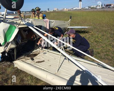 Die Flugsicherheitsermittler Cathy Gagne und Matt Freeman dokumentieren den Unfallort eines Absturzes am 2. Juli mit einer Piper PA-12 am Merrill Field Airport in Anchorage, AK. NTSB-Überschrift Stockfoto