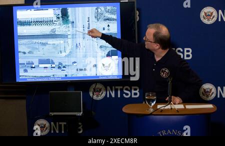 NTSB-Vorstandsmitglied Robert Sumwalt beschreibt den Unfallort während des letzten Medienbriefings über den Unfall in Oxnard. Oxnard, CA Grade Crossing Unfall. Vorstandsmitglieder. Vorsitzender Robert L. Sumwalt Stockfoto