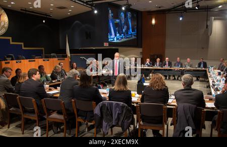 NTSB-Vorstandsmitglied Robert Sumwalt moderiert den Rundtisch zum Thema „Disconnect from Deadly ablractions“ im NTSB Boardroom and Conference Center. NTSB-Roundtable zum Thema „Trennen von tödlichen Ablenkungen“. NTSB-Überschrift. Vorsitzender Robert L. Sumwalt Stockfoto