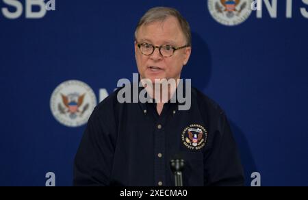 NTSB-Vorstandsmitglied Robert Sumwalt informiert Medien über den Stand des Unfalls beim Übergang der Klasse in Oxnard, CA. Oxnard, CA. Vorstandsmitglieder. Vorsitzender Robert L. Sumwalt Stockfoto