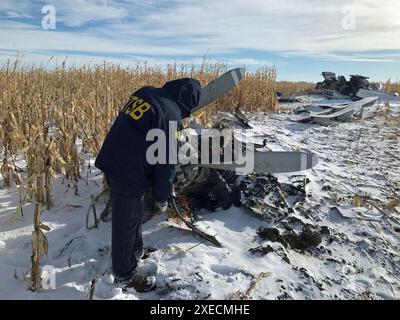 Auf diesem Foto, das am Montag in Chamberlain, South Dakota, aufgenommen wurde, beginnt ein NTSB-Flugsicherheitsuntersucher die erste Untersuchung des Wracks des Pilatus PC-12, der am 30. November 2019 um 12:30 Uhr CT kurz nach Abflug vom Chamberlain Municipal Airport abgestürzt ist. NTSB Foto auf diesem Foto, aufgenommen am Montag in Chamberlain, South Dakota, beginnt ein NTSB-Flugsicherheitsuntersucher die erste Untersuchung des Wracks des Pilatus PC-12, das am 30. November 2019 um 12:30 Uhr CT kurz nach Abflug vom Chamberlain Municipal Airport abgestürzt ist. NTSB-Foto Stockfoto