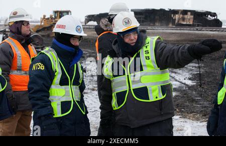 Richard Hipskind, der verantwortliche NTSB-Ermittler, zeigt Vorstandsmitglied Robert L. Sumwalt in Casselton, N.D., die Entgleisungs- und Explosionsszene letzte Woche bei Temperaturen unter Null. Casselton, North Dakota Stockfoto