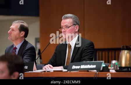 Captain Peter Laurentz gibt während der NTSB-Ermittlungsverhandlung über den Absturz der UPS A300 beim Anflug auf den Flughafen in Birmingham, Ala. Im August 2013 Zeugnis ab. UPS 1354 Investigative Hearing. UPS1354 Stockfoto