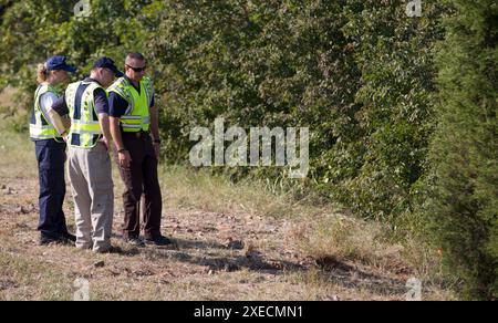 NTSB-Vorstandsmitglied Robert Sumwalt mit einem Polizisten von Oklahoma Highway Patrol vor Ort in Davis, OK Davis, OK Unfalluntersuchung. Vorsitzender Robert L. Sumwalt Stockfoto