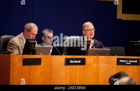 NTSB-Vorstandsmitglied Robert Sumwalt eröffnet das NTSB-Forum zum Thema Züge und Überschreitung tragischer Begegnungen. NTSB-Forum zu Zügen und Übergriffen, die tragische Begegnungen beenden. Vorstandsmitglieder. Vorsitzender Robert L. Sumwalt Stockfoto