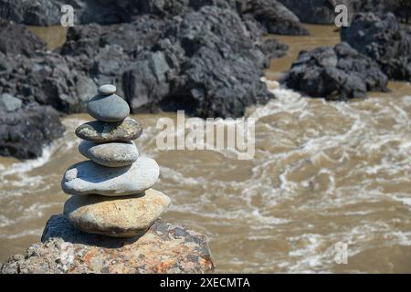 Steinpyramide am Ufer des Altai Flusses Katun und Stromschnellen Oroktoy Teldekpen. Stockfoto