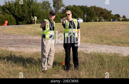 NTSB-Ermittler Jennifer Morrison und Mitglied Robert Sumwalt beobachten den Weg des Traktoranhängers vor Ort in Davis, OK Davis, OK Unfalluntersuchung. Vorsitzender Robert L. Sumwalt Stockfoto