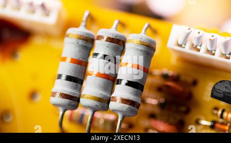 Nahaufnahme von Bauteilen und Mikrochips auf alter PC-Leiterplatte. Stockfoto