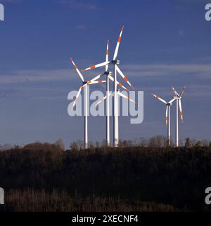 Windkraftanlagen im Braunkohlebergwerk Garzweiler, Nordrhein-Westfalen, Deutschland, Europa Stockfoto