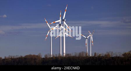 Windkraftanlagen im Braunkohlebergwerk Garzweiler, Nordrhein-Westfalen, Deutschland, Europa Stockfoto