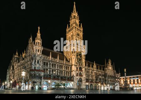 München - 24. Juli 2017: Das neue Rathaus am Marienplatz bei Nacht. Stockfoto