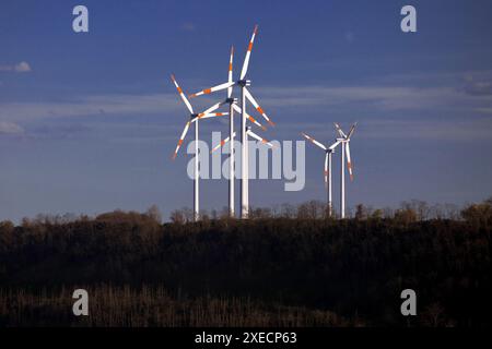 Windkraftanlagen im Braunkohlebergwerk Garzweiler, Nordrhein-Westfalen, Deutschland, Europa Stockfoto