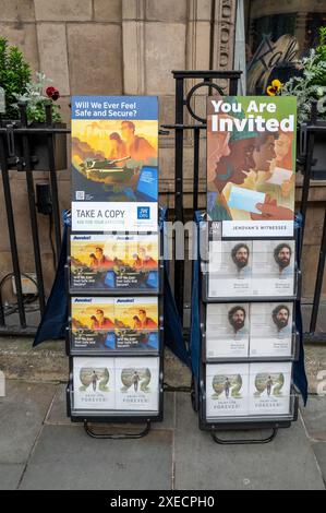 London, Großbritannien - 21. März 2024 : Jehovahâ™s Zeuge. Zeugenstand Jehovas an der Londoner Straße. Stockfoto