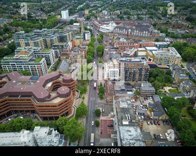 LONDON, 14. JUNI 2024: Luftaufnahme des Ealing Broadway. Zentrales Einkaufsviertel von West London Borough. Stockfoto