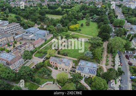 LONDON, 14. JUNI 2024: Walpole Park, ein großer öffentlicher Park am Pitzhanger Manor in Ealing, West London Stockfoto