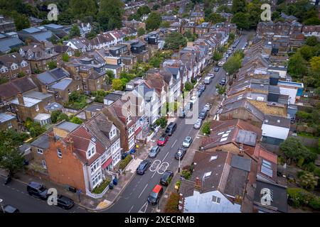 Luftaufnahme der typischen Straße mit Reihenhäusern in Ealing, West London Stockfoto