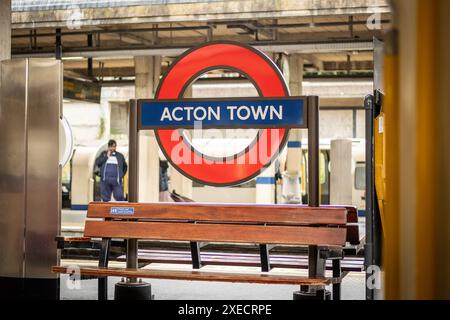 LONDON – 13. JUNI 2024: Acton Town Station – Londoner U-Bahn-Station an den Piccadilly- und District-Linien im Westen Londons Stockfoto