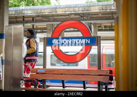 LONDON – 13. JUNI 2024: Acton Town Station – Londoner U-Bahn-Station an den Piccadilly- und District-Linien im Westen Londons Stockfoto