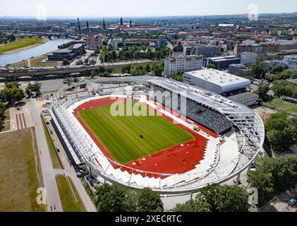 Dresden, Deutschland. Juni 2024. Die Sonne scheint auf der Baustelle des Heinz-Steyer-Stadions im Sportpark Ostra in der Nähe der Altstadt an der Elbe (Luftsicht mit Drohne). Nach gut zwei Jahren Bauzeit befindet sich nun die Sanierung und Erweiterung der Sportanlage auf der Heimgerade. Das Stadion soll am 30. August 2024 eröffnet werden. Robert Michael/dpa/Alamy Live News Stockfoto