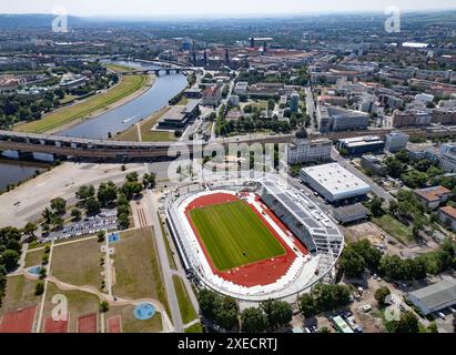 Dresden, Deutschland. Juni 2024. Die Sonne scheint auf der Baustelle des Heinz-Steyer-Stadions im Sportpark Ostra in der Nähe der Altstadt an der Elbe (Luftsicht mit Drohne). Nach gut zwei Jahren Bauzeit befindet sich nun die Sanierung und Erweiterung der Sportanlage auf der Heimgerade. Das Stadion soll am 30. August 2024 eröffnet werden. Robert Michael/dpa/Alamy Live News Stockfoto