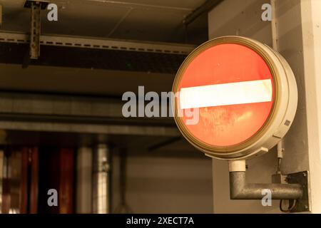 Beleuchtetes Schild ohne Durchgang am Eingang eines unterirdischen Bereichs. Stockfoto