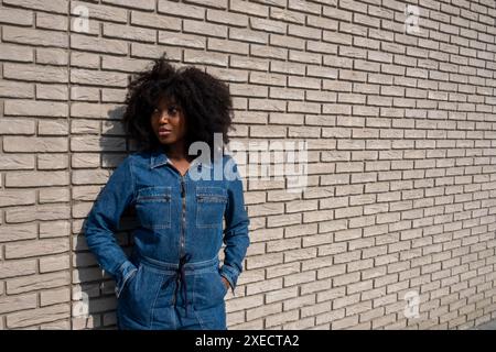 Junge Afroamerikanerin posiert in trendigem Denim-Outfit Stockfoto