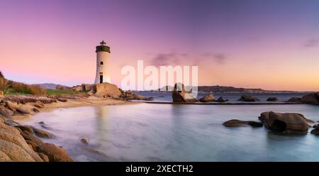 Panoramablick auf den Leuchtturm Punta Palau an der Smaragdküste Sardiniens bei Sonnenaufgang Stockfoto