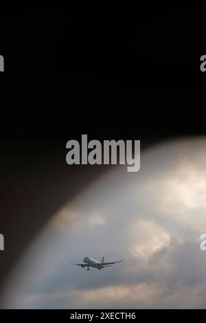 Ein Jet Air Liner kommt an Land, durch das Fenster eines anderen Flugzeugs gesehen. Stockfoto