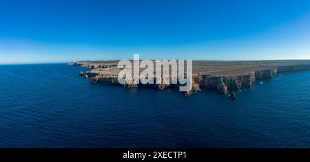 Panoramablick der Drohne auf den Leuchtturm Punta Nati und die Küstenklippen im Nordwesten Menorcas Stockfoto