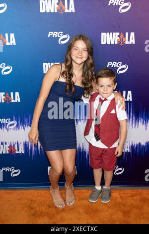 Los Angeles, USA. Juni 2024. Fiona Morgan Quinn (L), Nikolas Plesnarski kommen am 26. Juni 2024 zum 27. Jährlichen Filmfestival „Dances with Films: LA“ an den TCL Chinese Theatres in Hollywood. Quelle: Vladimir Yazev/Alamy Live News Stockfoto