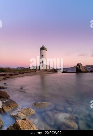 Blick auf den Leuchtturm Punta Palau an der Smaragdküste Sardiniens bei Sonnenaufgang Stockfoto