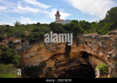 Portugal, Lagoa, 11.06.2024 Lagoa liegt zwischen Portimao und Albufeira an der Felsalgarve in Suedportugal. Zum Kreis gehoeren die fuenf Gemeinden Carvoeiro, Ferragudo, Porches, Parchal und EstÃ mbar. Foto: Der Leuchtturm Farol de Alfanzina bei Carvoeiro an der Felsenkueste Stadt Alte *** Portugal, Lagoa, 11 06 2024 Lagoa liegt zwischen Portimao und Albufeira an der felsigen Algarve im Süden Portugals der Bezirk umfasst die fünf Gemeinden Carvoeiro, Ferragudo, Porches, Parchal und Estàmbar Foto des Leuchtturms Farol de Alfanzina bei Carvoeiro in der felsigen Küstenstadt Alte Stockfoto