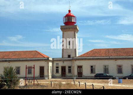 Portugal, Lagoa, 11.06.2024 Lagoa liegt zwischen Portimao und Albufeira an der Felsalgarve in Suedportugal. Zum Kreis gehoeren die fuenf Gemeinden Carvoeiro, Ferragudo, Porches, Parchal und EstÃ mbar. Foto: Der Leuchtturm Farol de Alfanzina bei Carvoeiro Stadt Alte *** Portugal, Lagoa, 11 06 2024 Lagoa liegt zwischen Portimao und Albufeira an der felsigen Algarve im Süden Portugals der Bezirk umfasst die fünf Gemeinden Carvoeiro, Ferragudo, Porches, Parchal und Estàmbar Foto des Leuchtturms Farol de Alfanzina in der Nähe von Carvoeiro Stadt Alte Stockfoto