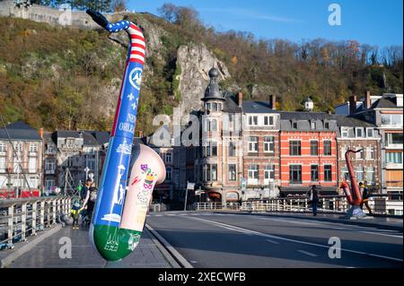 Ein großes Saxophon auf der Brücke von Dinant City an einem sonnigen Tag Stockfoto