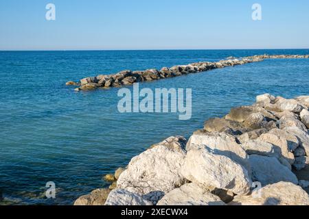 Große Felsen bilden einen kleinen Hafen an der Küste von pesaro in Italien. Stockfoto