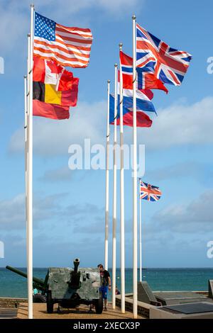 Flaggen der Alliierten fliegen am Gold Beach, Arromanches, Normandie, Frankreich. Eine historische Stätte zum Gedenken an die Landungen am D-Day während des Zweiten Weltkriegs Stockfoto