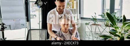 Zwei liebevolle Männer arbeiten zusammen in einer modernen Büroumgebung. Stockfoto