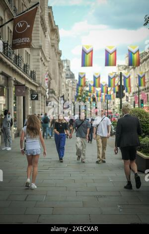 LONDON, 17. JUNI 2024: Regent Street Shopping Street Szene. Wahrzeichen Londons Einzelhandelsziel Stockfoto