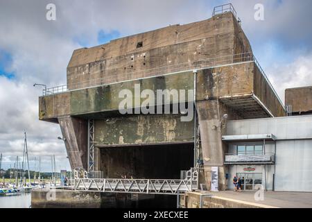 Außenansicht der deutschen U-Boot-Basis aus dem Zweiten Weltkrieg in Lorient, Bretagne, Frankreich. Ikonische historische Militärarchitektur. Stockfoto