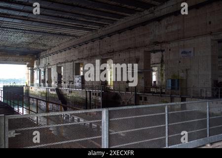 Innenansicht der historischen deutschen U-Boot-Basis aus dem Zweiten Weltkrieg in Lorient, Bretagne, Frankreich, mit industrieller Architektur und maritimer Geschichte Stockfoto