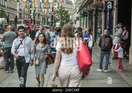 LONDON, 18. JUNI 2024: Regent Street Shopping Street Szene. Wahrzeichen Londons Einzelhandelsziel Stockfoto