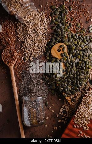 Verschiedene Getreidesorten und Samen auf schäbigem Holz Stockfoto