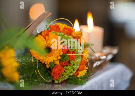 Elegantes Blumenarrangement mit Kerzen auf festlichem Tisch Stockfoto